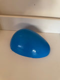 Support en caoutchouc incurvé pour l'injection de mèches de cheveux sur une micro-peau en vue de la fabrication de prothèses capillaires.