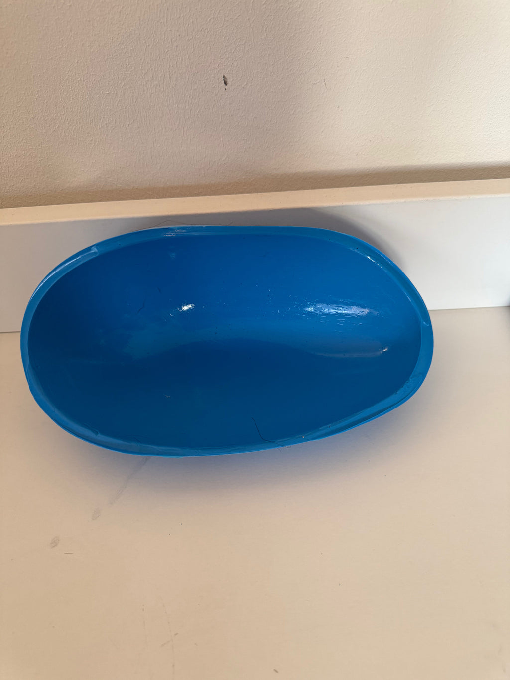 Support en caoutchouc incurvé pour l'injection de mèches de cheveux sur une micro-peau en vue de la fabrication de prothèses capillaires.